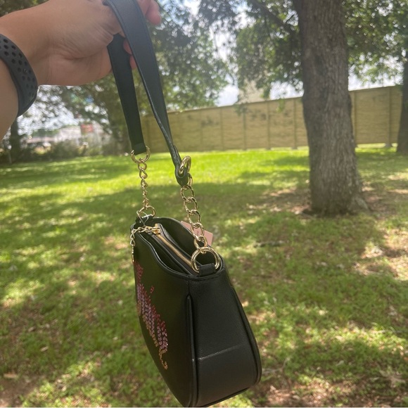 New Juicy Couture Shoulder Bag
Liquorice Be Classic II Shoulder Bag
New - Picture 5 of 13